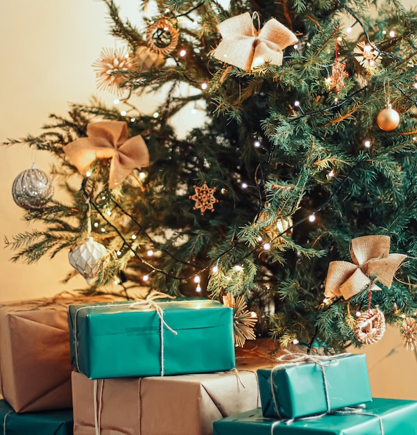 Consegna per le vacanze di Natale e concetto di regali sostenibili scatole regalo verde blu avvolte in ecofriendly...