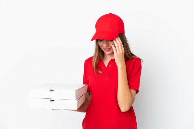 Consegna pizza donna lituana isolata su sfondo bianco che ride