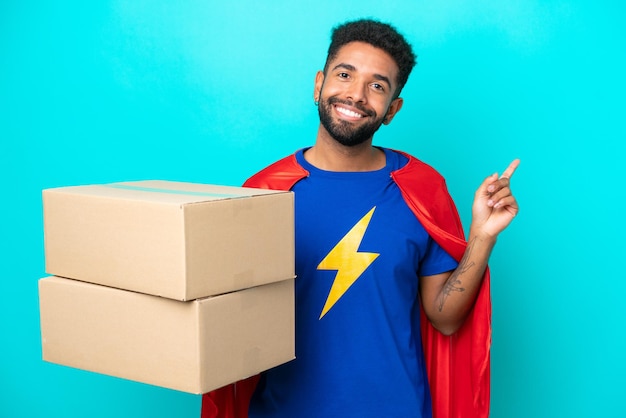 Consegna Super Hero Uomo brasiliano isolato su sfondo blu che punta il dito di lato