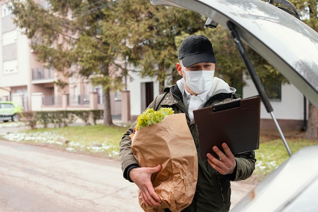 Consegnatore con il pacco
