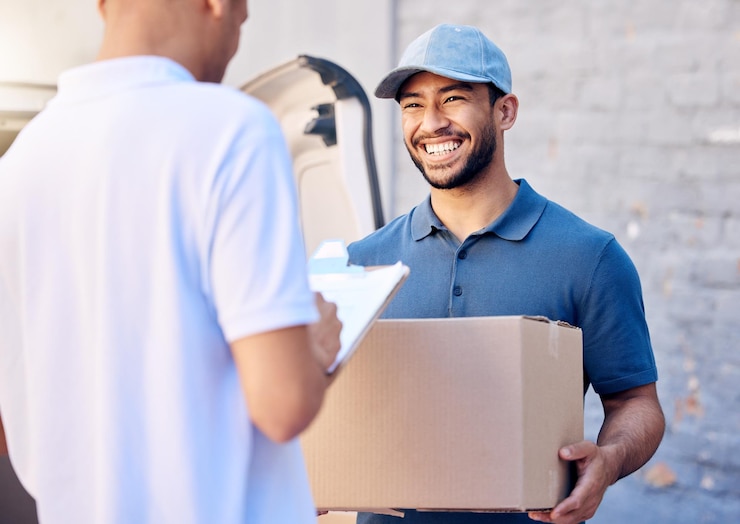 Foto consegnatore di corriere e cliente con clipboard per la firma dell'accordo e la prova della spedizione servizio logistico cliente maschio e dipendente con documenti scatola pacco e pacco all'aperto in furgone