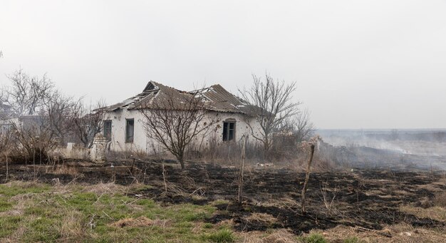 Conseguenze di bombardamenti regolari in un villaggio in Ucraina