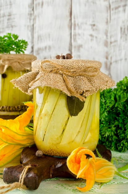 Conserva di zucchine in un barattolo di vetro su un tavolo di legno