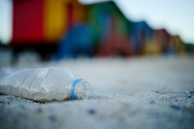 Conservare e conservare Colpo di bottiglie adagiate sulla spiaggia