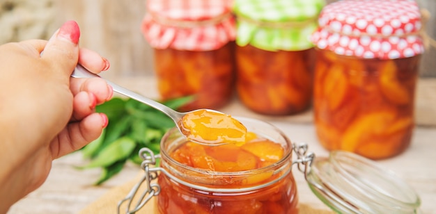 Conservazione della marmellata di nettarina. Messa a fuoco selettiva. cibo.