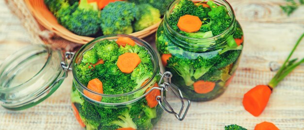 Conservazione di broccoli con carote in barattoli