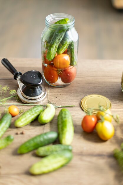 Conservazione di pomodori e cetrioli, il raccolto viene salato in vasetti