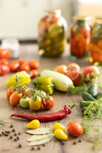 Conservazione di pomodori e cetrioli, il raccolto viene salato in vasetti