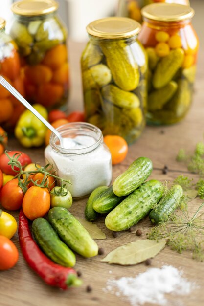 Conservazione di pomodori e cetrioli, il raccolto viene salato in vasetti