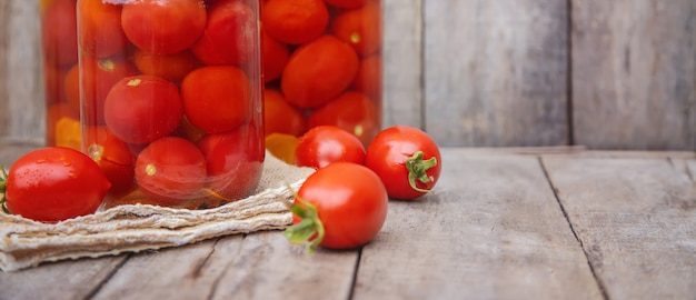 Conservazione di pomodori fatti in casa. Cibo. Messa a fuoco selettiva.