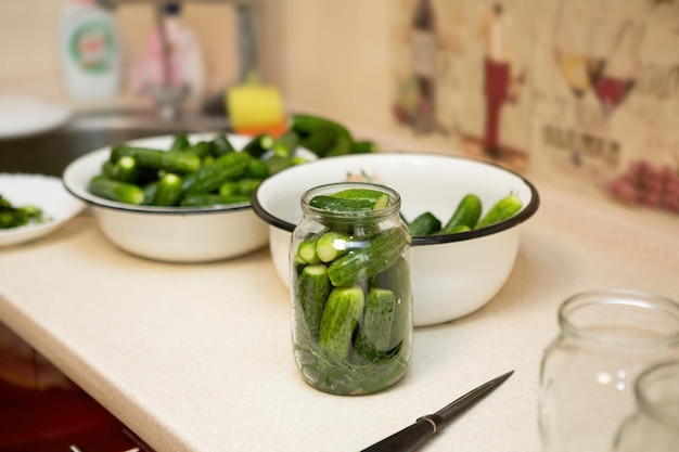 Conserve casalinghe di verdure biologiche Preparazione dei cetrioli