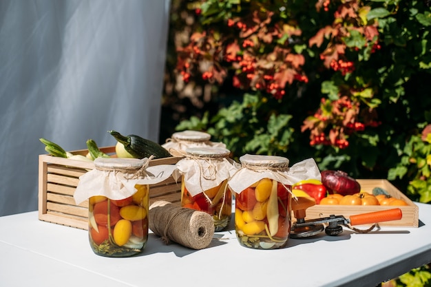 Conserve di verdure dell'orto conservazione di pomodori peperoni zucchine verdure in scatola in