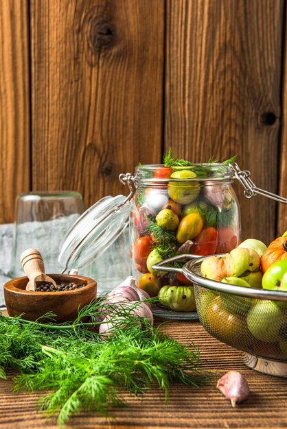 Conserve fatte in casa Pomodori sott'aceto Conserva il cibo in barattolo