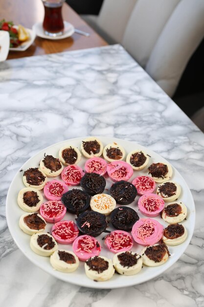 Consiglio con deliziosa torta sul tavolo