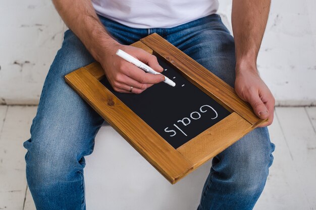 Consiglio con nuovi obiettivi. Inserisci nuovi obiettivi. L'iscrizione in gesso su una lavagna nera in una cornice di legno.