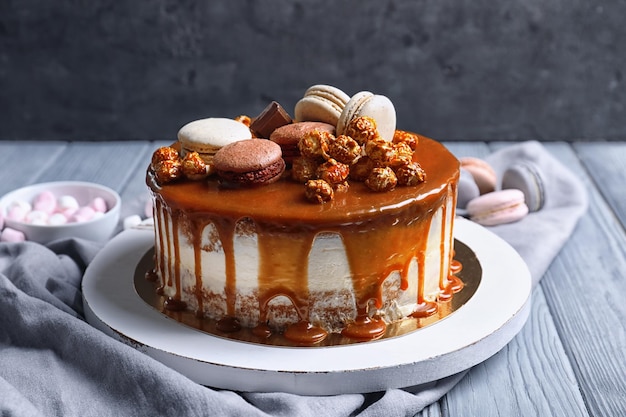 Consiglio con una deliziosa torta al caramello sul tavolo