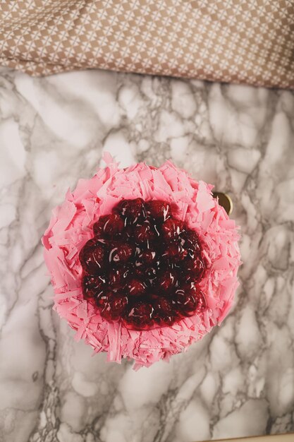 Consiglio con una deliziosa torta sul tavolo