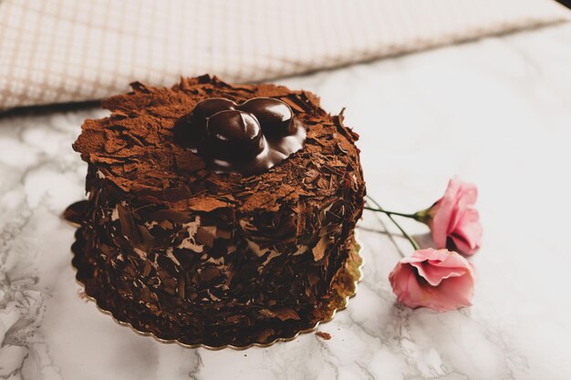 Consiglio con una deliziosa torta sul tavolo