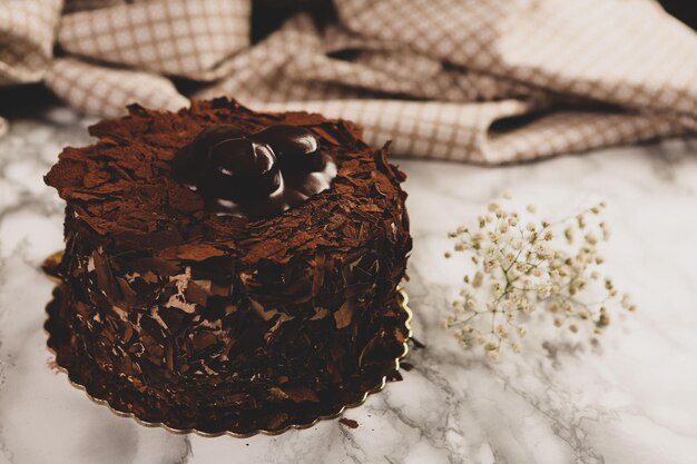 Consiglio con una deliziosa torta sul tavolo