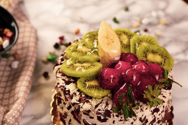 Consiglio con una deliziosa torta sul tavolo