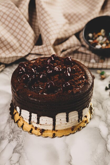 Consiglio con una deliziosa torta sul tavolo