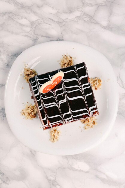 Consiglio con una deliziosa torta sul tavolo