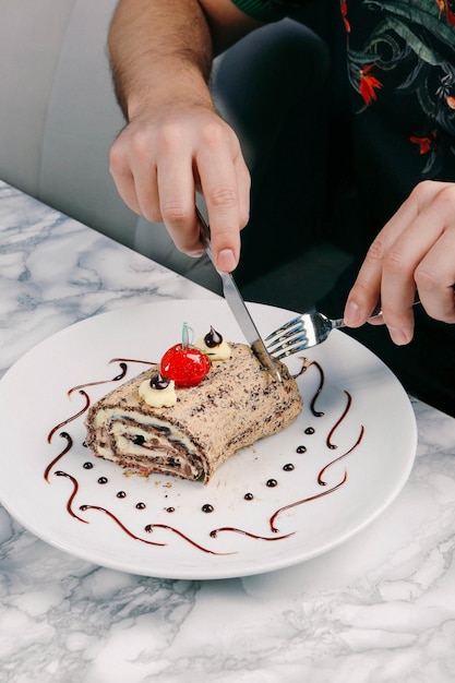 Consiglio con una deliziosa torta sul tavolo