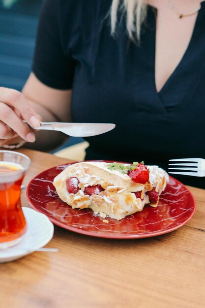 Consiglio con una deliziosa torta sul tavolo