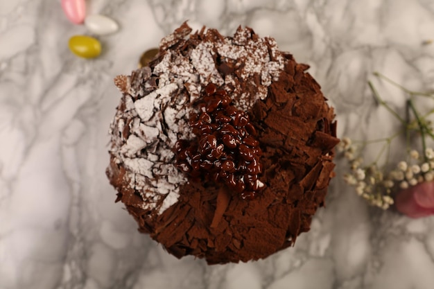 Consiglio con una deliziosa torta sul tavolo