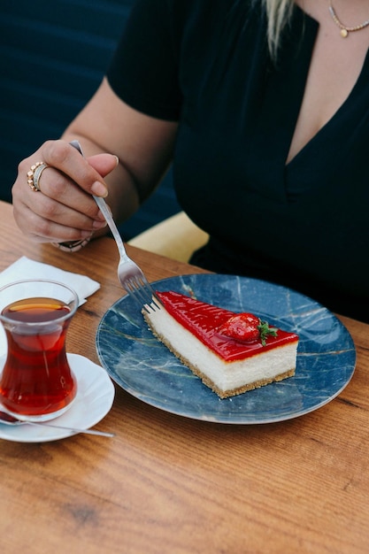 Consiglio con una deliziosa torta sul tavolo