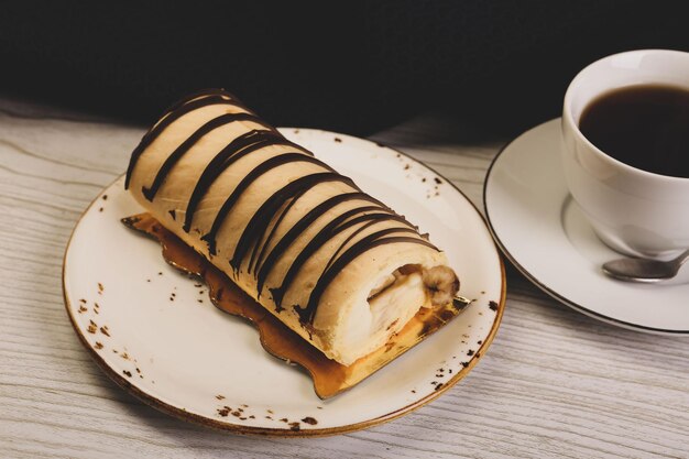 Consiglio con una deliziosa torta sul tavolo