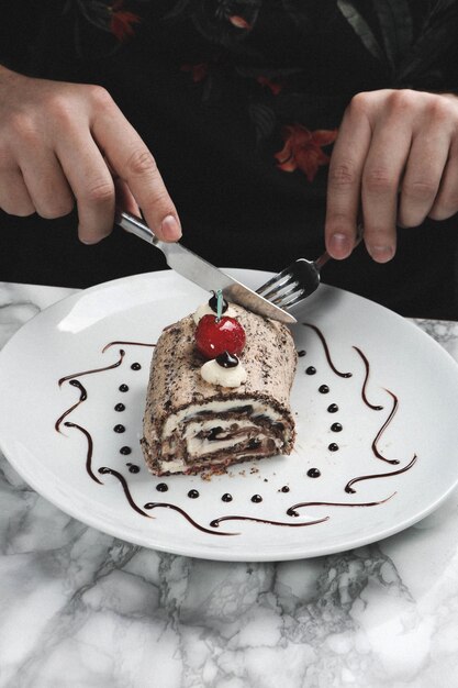 Consiglio con una deliziosa torta sul tavolo