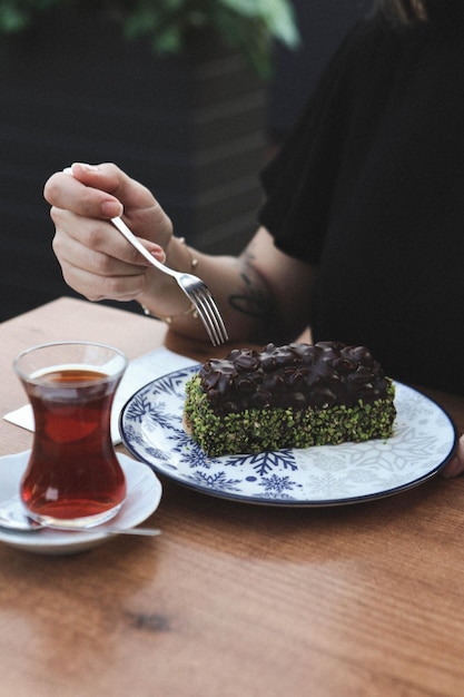 Consiglio con una deliziosa torta sul tavolo