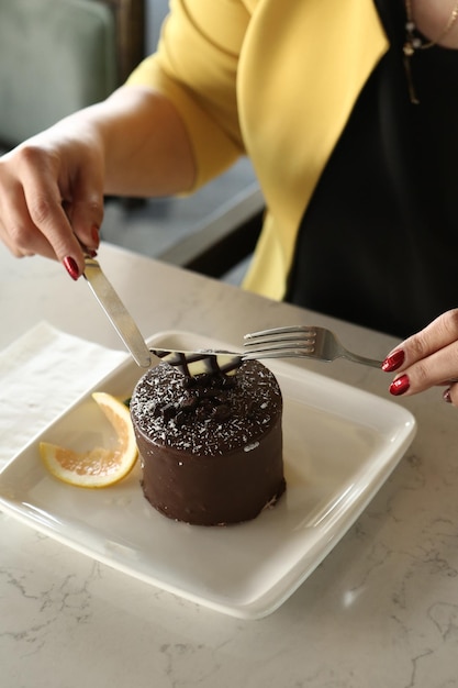 Consiglio con una deliziosa torta sul tavolo