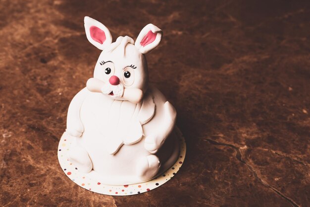 Consiglio con una deliziosa torta sul tavolo