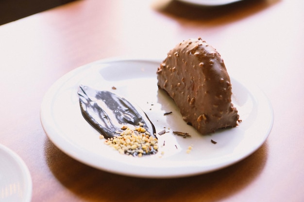 Consiglio con una deliziosa torta sul tavolo