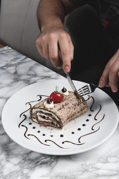 Consiglio con una deliziosa torta sul tavolo