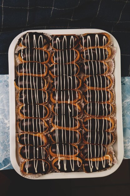 Consiglio con una deliziosa torta sul tavolo