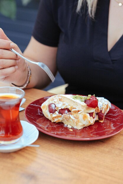 Consiglio con una deliziosa torta sul tavolo