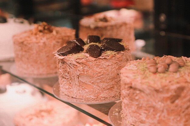 Consiglio con una deliziosa torta sul tavolo