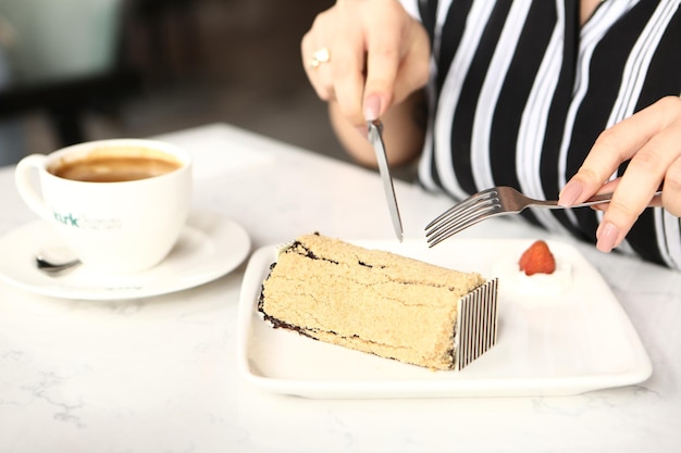 Consiglio con una deliziosa torta sul tavolo