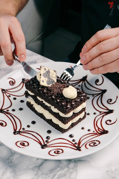 Consiglio con una deliziosa torta sul tavolo