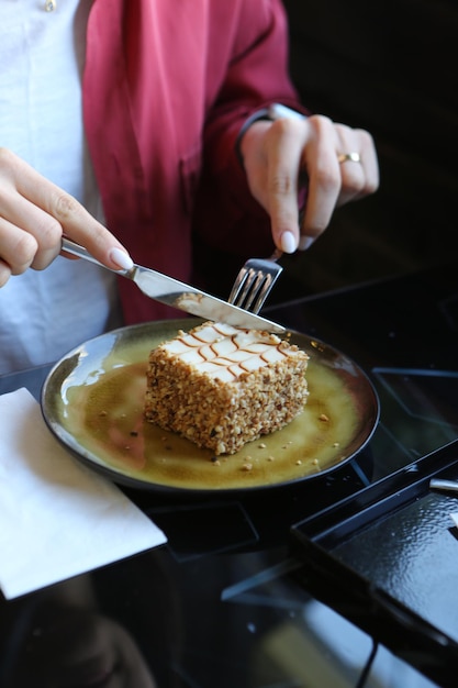 Consiglio con una deliziosa torta sul tavolo