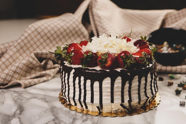 Consiglio con una deliziosa torta sul tavolo