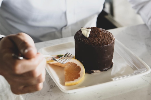 Consiglio con una deliziosa torta sul tavolo