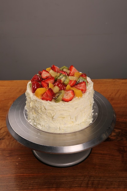 Consiglio con una deliziosa torta sul tavolo