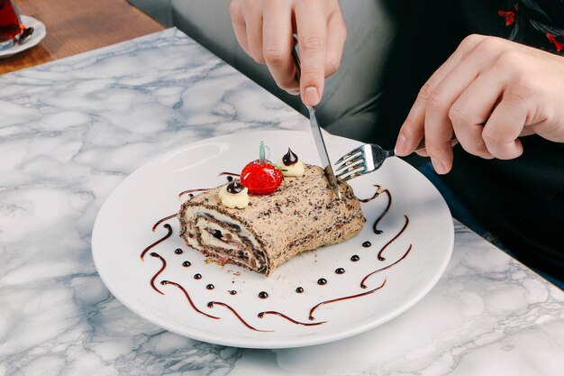 Consiglio con una deliziosa torta sul tavolo