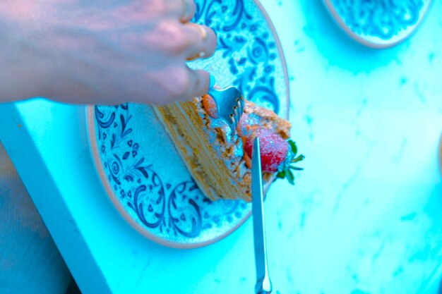 Consiglio con una deliziosa torta sul tavolo