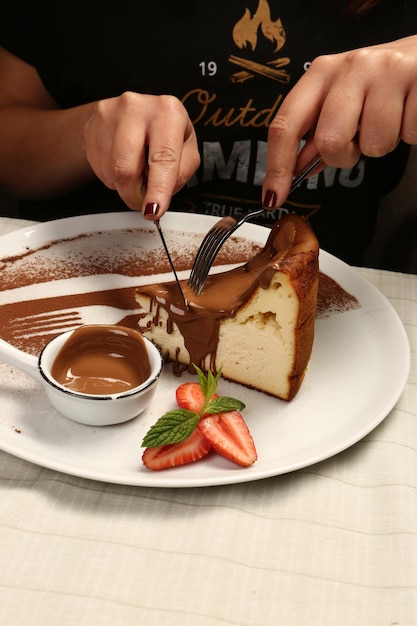 Consiglio con una deliziosa torta sul tavolo