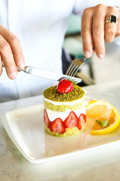 Consiglio con una deliziosa torta sul tavolo